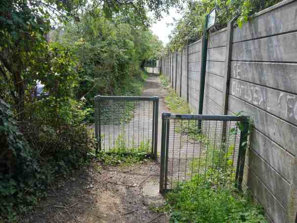 Worcester Park path, chicane barriers on link with Boscombe Road