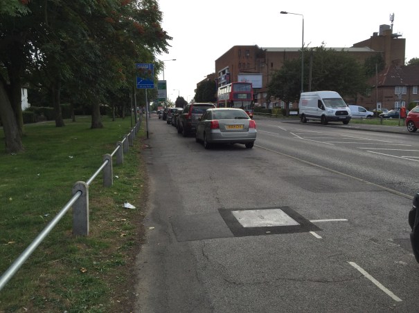 PreparingForATourOfRosehillWithCllrManuelAbellan_IMG_8975_Sutton_StHelier_BishopsfordRoad