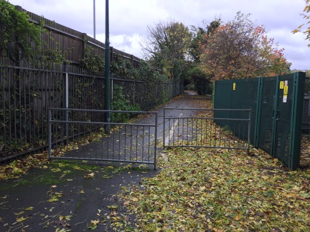 BeddingtonTourNovember2015_IMG_4316_Sutton_BeddingtonNorth_BeddingtonLane_RichmondRoad_Barriers