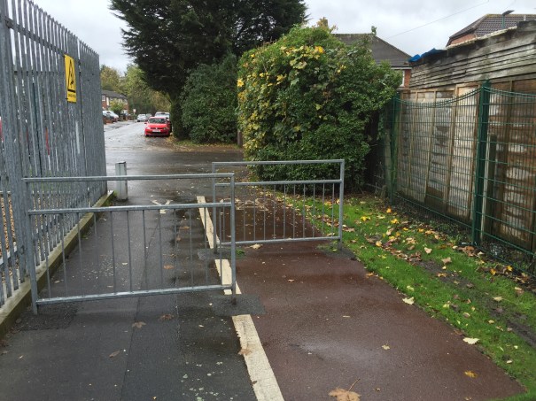 BeddingtonTourNovember2015_IMG_4318_Sutton_BeddingtonNorth_RichmondRoad_BeddingtonLane_Barriers