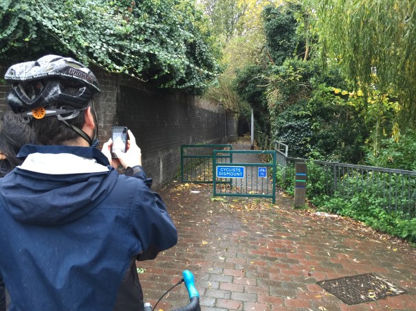 BeddingtonTourNovember2015_IMG_4324_Sutton_BeddingtonNorth_BridgesLane_WandleBank_Barriers