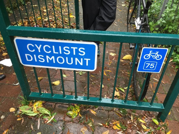 BeddingtonTourNovember2015_IMG_4327_Sutton_BeddingtonNorth_BridgesLane_WandleBankBarriers_CyclistsDismount