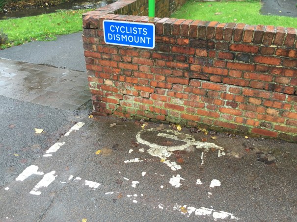 BeddingtonTourNovember2015_IMG_4348_Sutton_BeddingtonNorth_BeddingtonLane_WandleBank_GuyRoad_CyclistsDismount